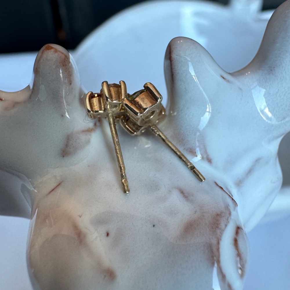 10KYG 3 Cluster Stud Earrings - Picture 4 of 6